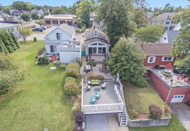 House in South Haven - Steps Away