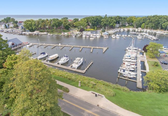 House in South Haven - Steps Away