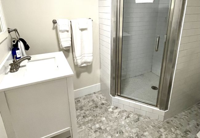 House in South Haven - Welcome to Monroe Manor  House in South Haven - Welcome to Monroe Manor