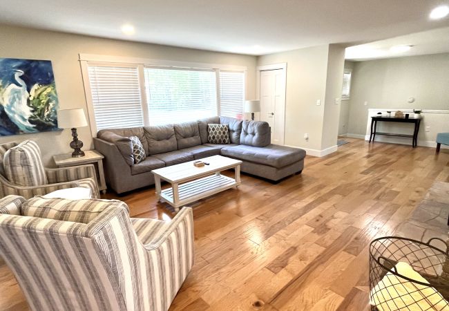 House in South Haven - Welcome to Monroe Manor  House in South Haven - Welcome to Monroe Manor