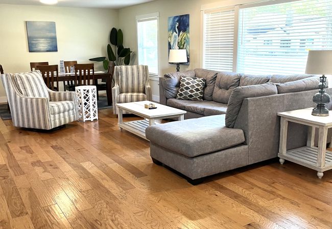 House in South Haven - Welcome to Monroe Manor  House in South Haven - Welcome to Monroe Manor