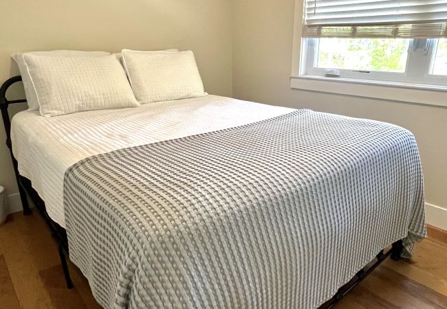 House in South Haven - Welcome to Monroe Manor  House in South Haven - Welcome to Monroe Manor