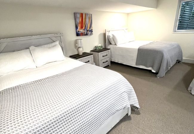 House in South Haven - Welcome to Monroe Manor  House in South Haven - Welcome to Monroe Manor