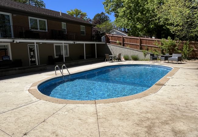 House in South Haven - Welcome to Monroe Manor  House in South Haven - Welcome to Monroe Manor