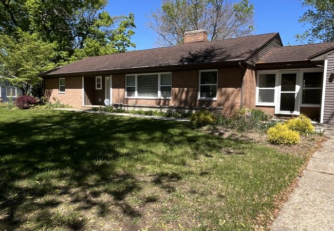 House in South Haven - Welcome to Monroe Manor  House in South Haven - Welcome to Monroe Manor