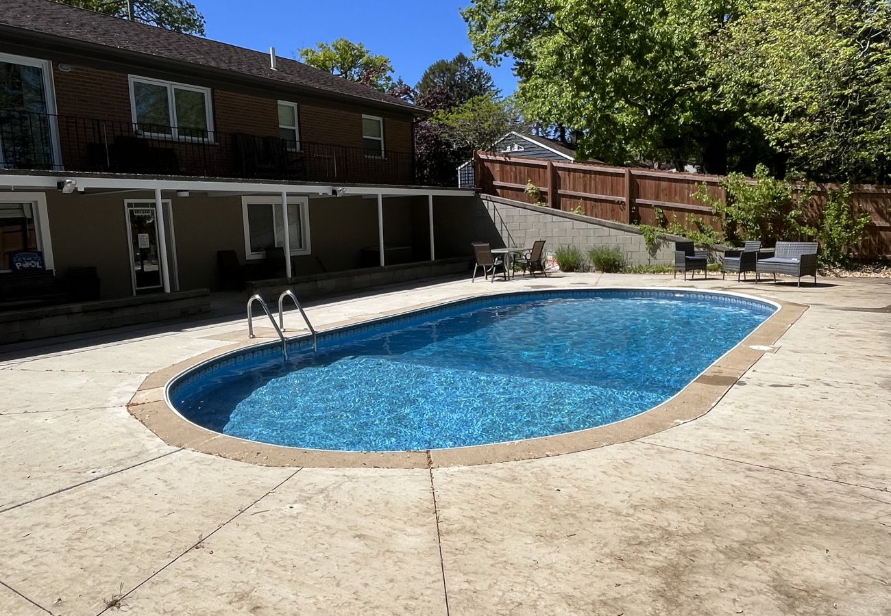 House in South Haven - Welcome to Monroe Manor 